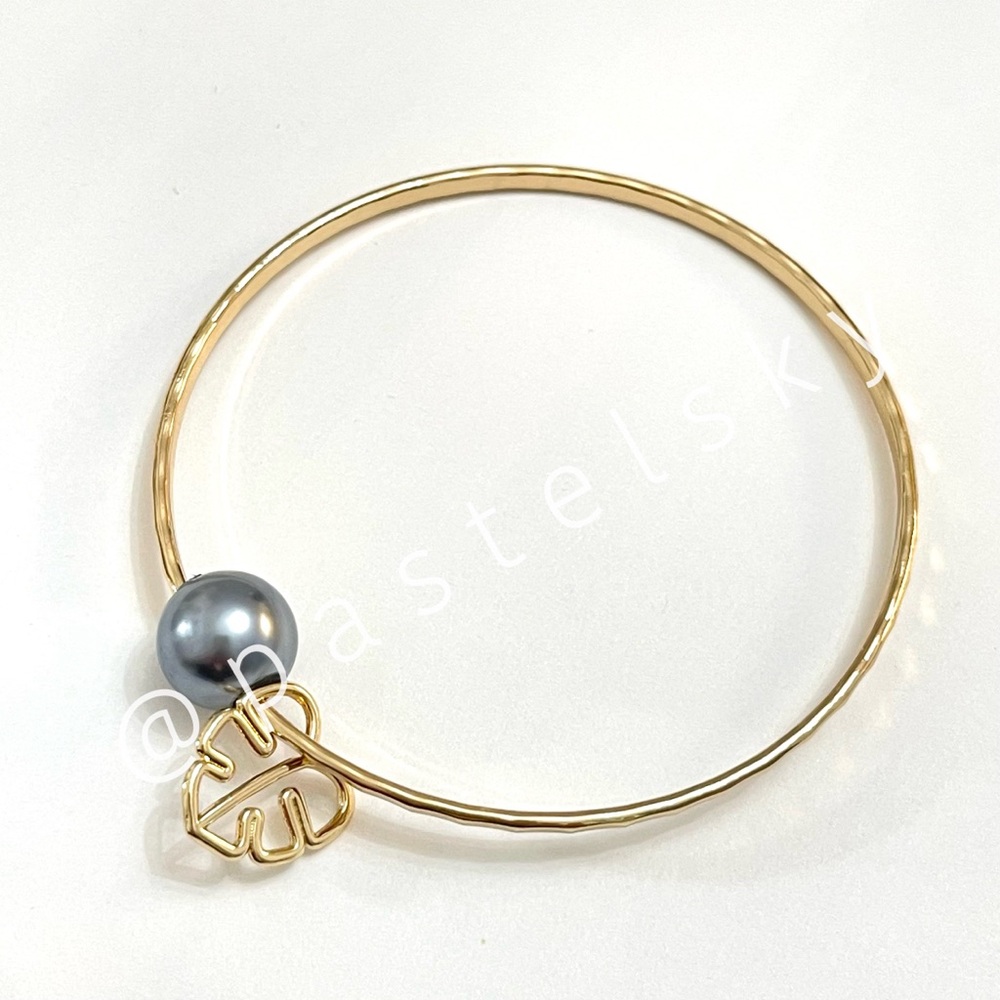 🆕 HAWAIIAN style gold bangle with pearl and tropical monstera leaf jewel